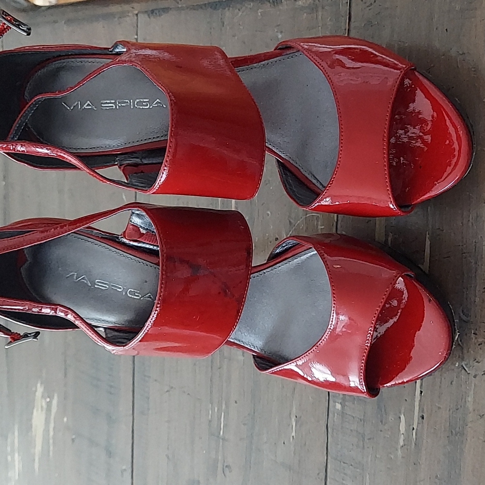 Classy Red Via Spiga patented leather heels